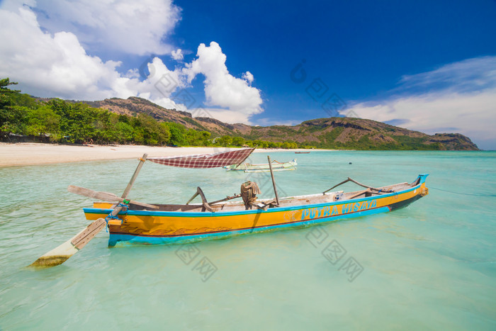 夏天海边游艇滑艇度假蓝天白云海里旅行