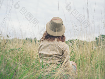 简约草地中的女人摄影图