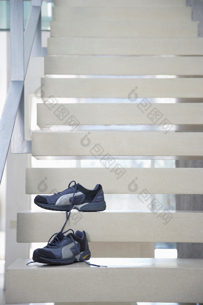楼梯上的休闲鞋摄影图