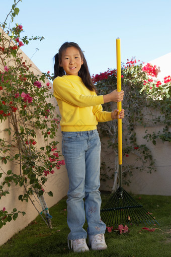 院子里<strong>植树</strong>的小<strong>女孩</strong>