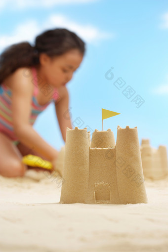 玩<strong>沙滩</strong>城堡的小女孩
