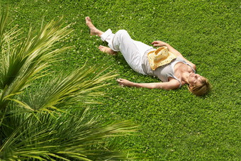 <strong>躺在草地</strong>上休息的女人