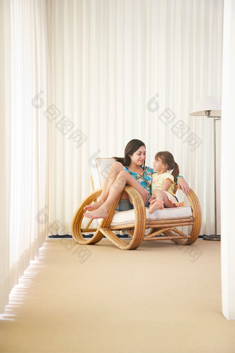 简约椅子中的母女摄影图