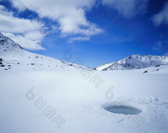蓝色漂亮的大雪山摄影图