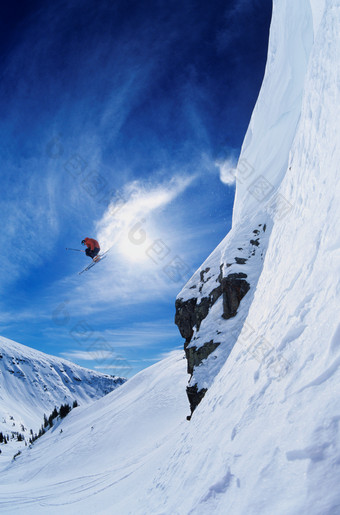 蓝色调山上滑雪摄影图