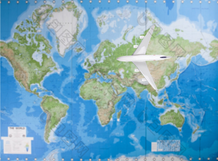 蓝色调地图中的飞机摄影图
