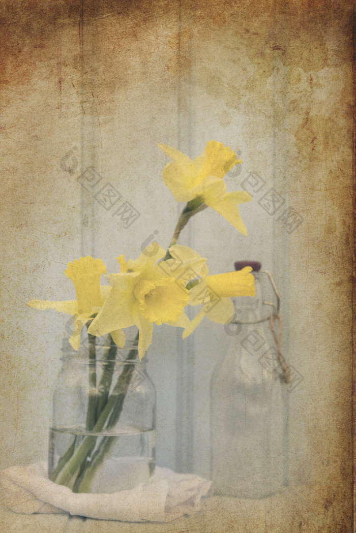 深色调黄色小花瓶摄影图