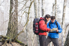 深色在登山的男子摄影图