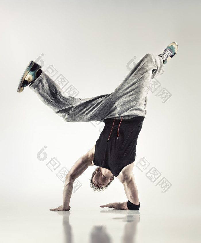 反射运动动作的男人图片摄影图