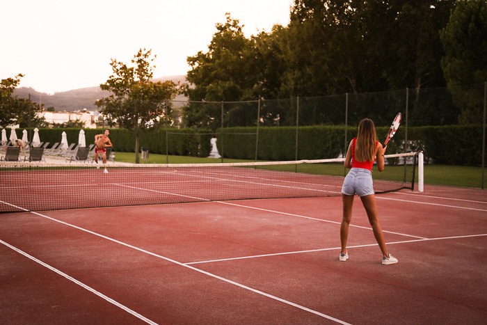 一对打网球的小情侣