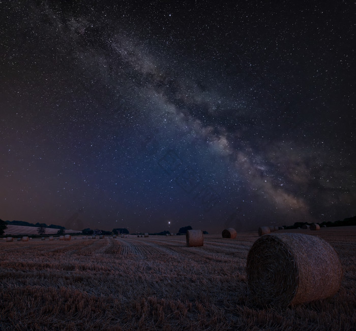 星空下的割草场摄影图