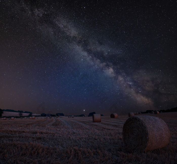 星空下的割草场摄影图