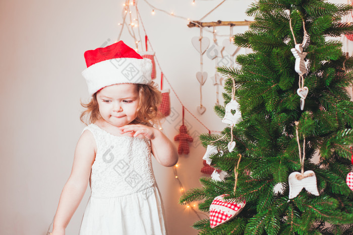 圣诞树边的圣诞小女孩