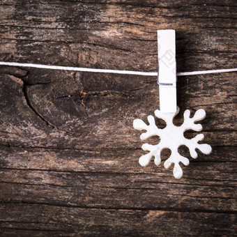 夹着的雪花花纹装饰品