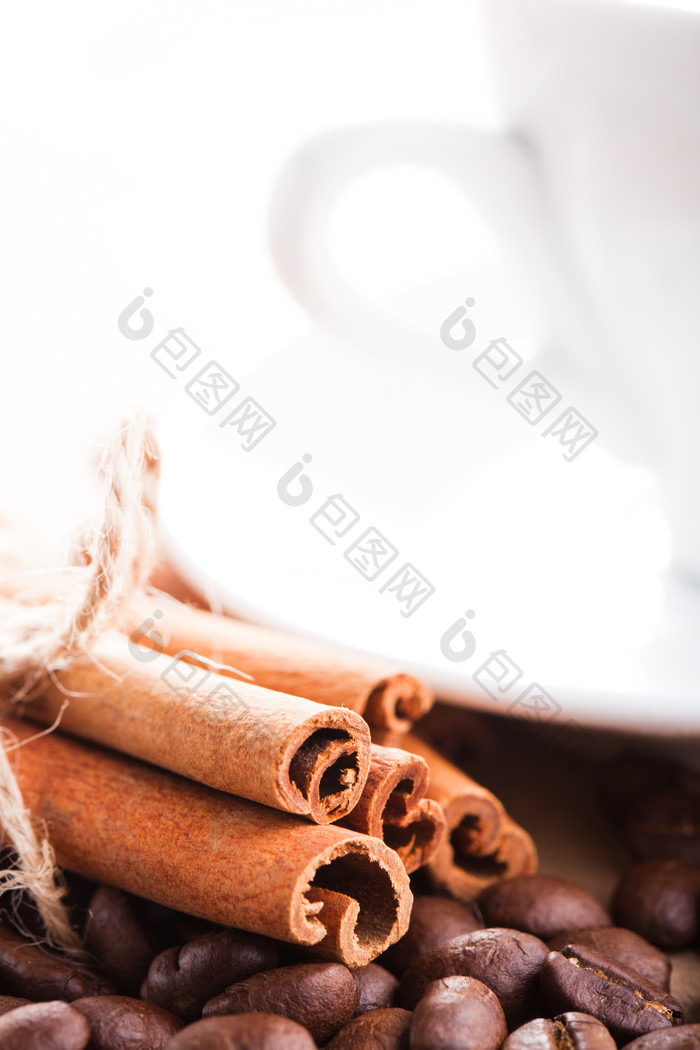 肉桂棒和咖啡豆摄影图