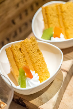 黄色蛋糕甜品摄影图