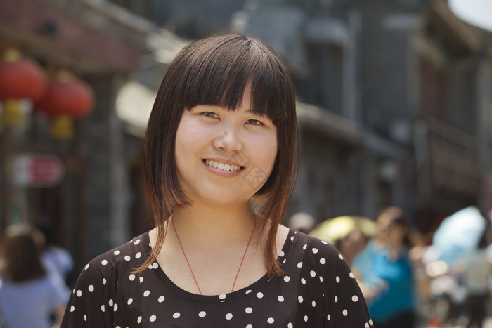 街头站立微笑女孩图片