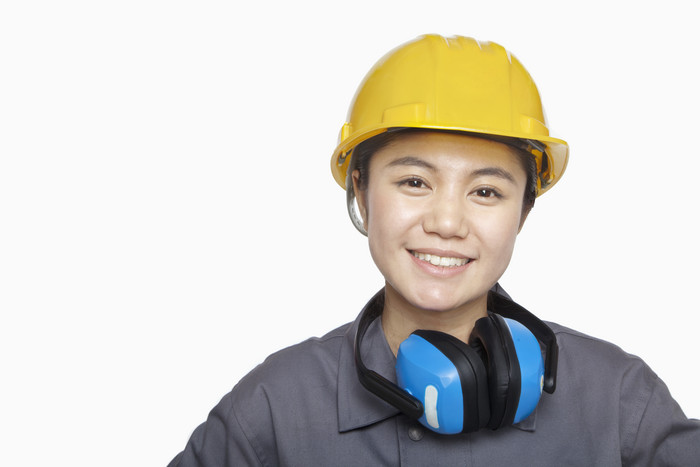 工地工人年轻的女孩戴着施工安全帽微笑