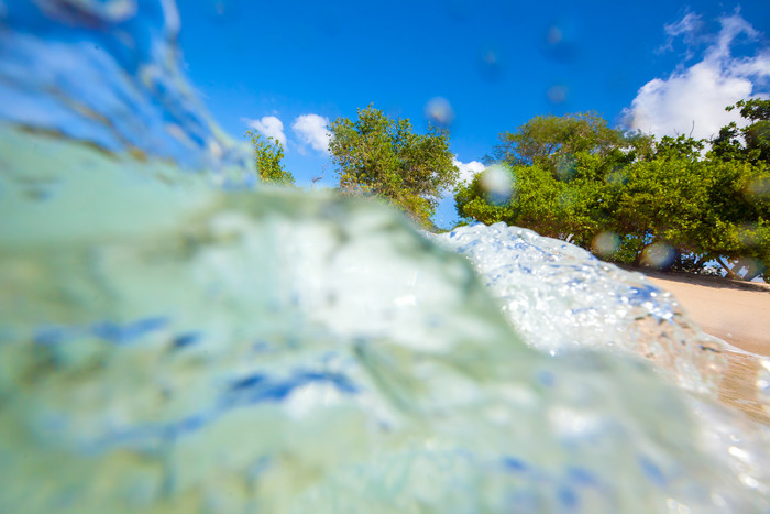 海里海边海浪冲击夏天沙滩旅行树木
