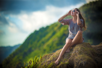 高山美女瞭望戴墨镜旅游风景摄影<strong>素材图</strong>