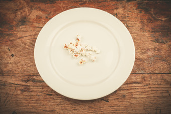 白色盘子里的爆米花