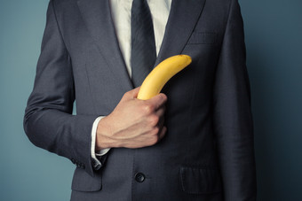 手拿香蕉的商务男人
