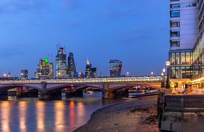 伦敦傍晚大桥摄影图