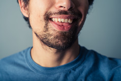 伸舌头的男人摄影图
