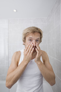 灰色调在洗脸的男人摄影图