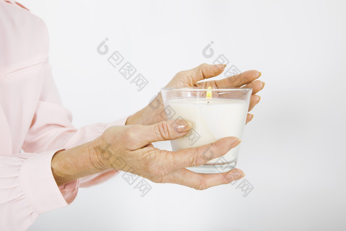 灰色调手中的牛奶摄影图