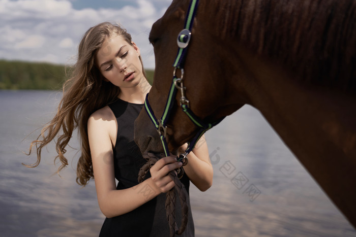 深色调在野外的女孩和马摄影图