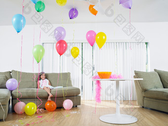 <strong>暗色调</strong>房间里放气球的孩子摄影图