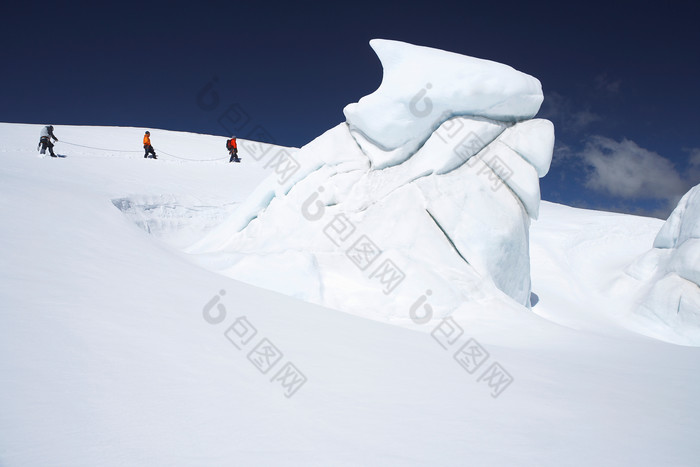 登山者攀爬雪山山峰