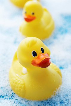 泡澡玩具小黄鸭摄影图