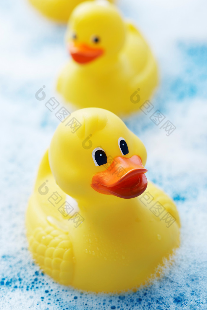 泡澡玩具小黄鸭摄影图