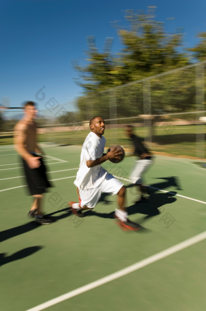 篮球场打篮球男孩