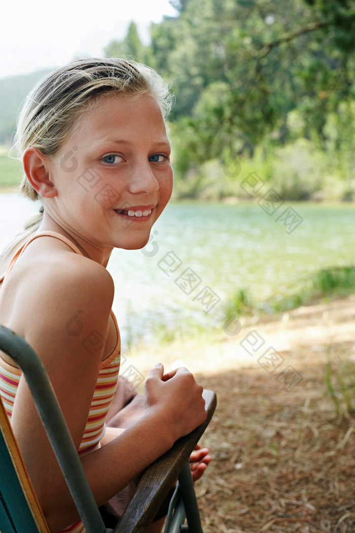 绿色调水边的小女孩摄影图