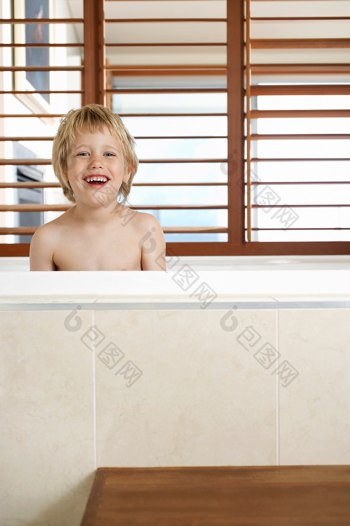 简约洗澡的男孩摄影图