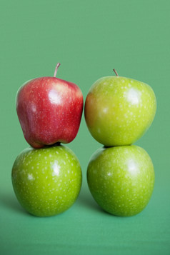 绿色调几个苹果摄影图