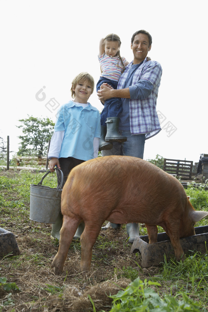 深色调农场的家人摄影图