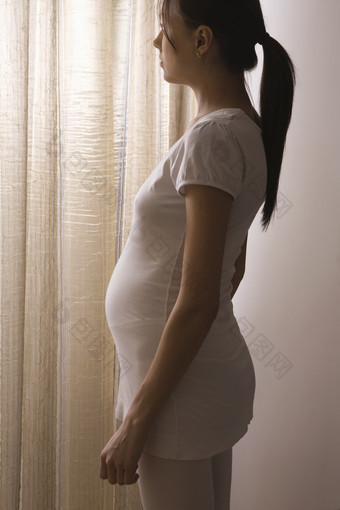 怀孕的美丽女子摄影图