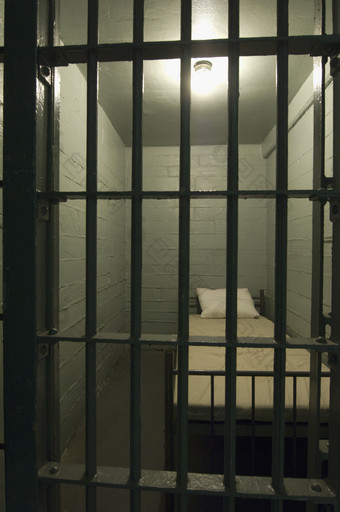 监狱里的小床摄影图