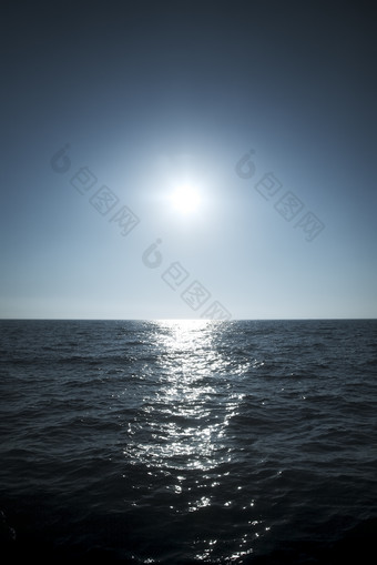 暗色调海面的太阳摄影图