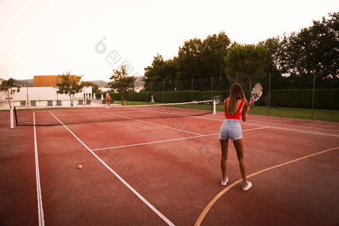 网球场上打球的夫妇