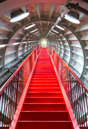 隧道里红色的楼梯