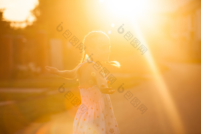 暖色阳光下的女孩摄影图