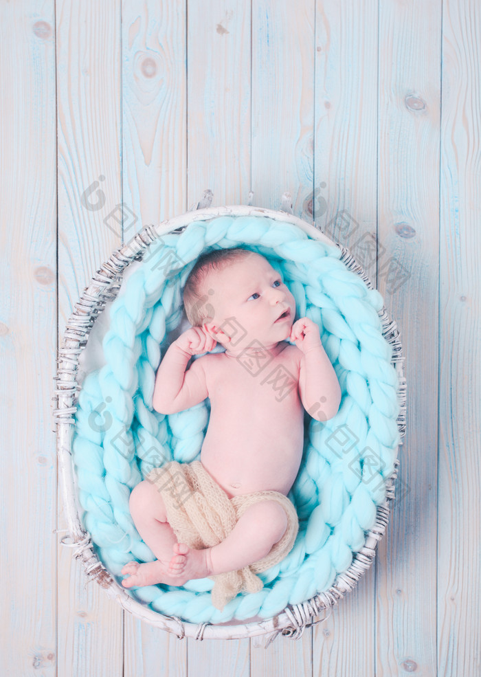 清新风格襁褓中婴儿摄影图