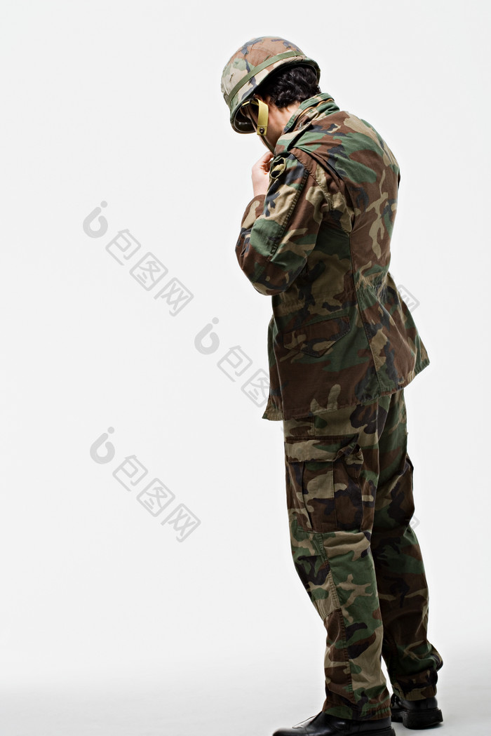 灰色调着装的军人摄影图