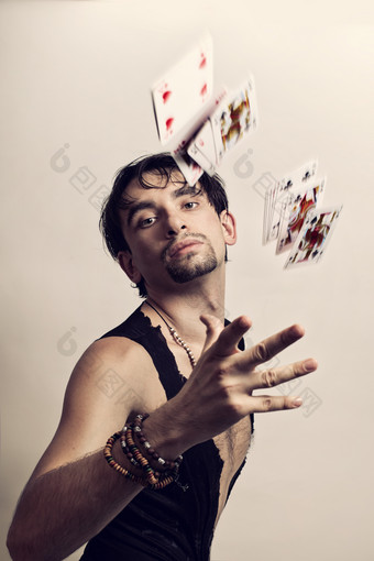 飞扑克牌的男人摄影图
