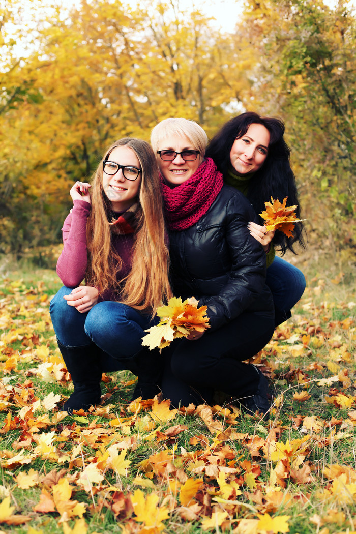 秋天公园里的三个女人